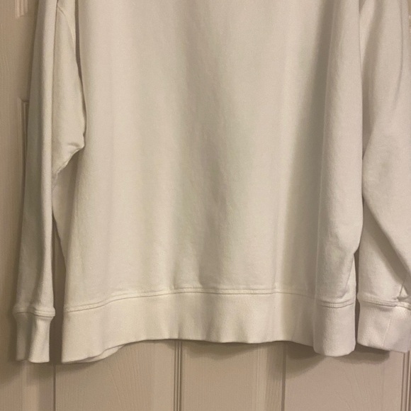 Eddie Bauer cream men’s sweatshirt with a red dog with cute hat and scarf. - Picture 6 of 6